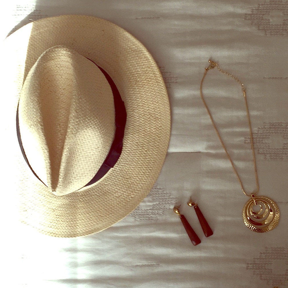 Brand new gold-colored necklace
